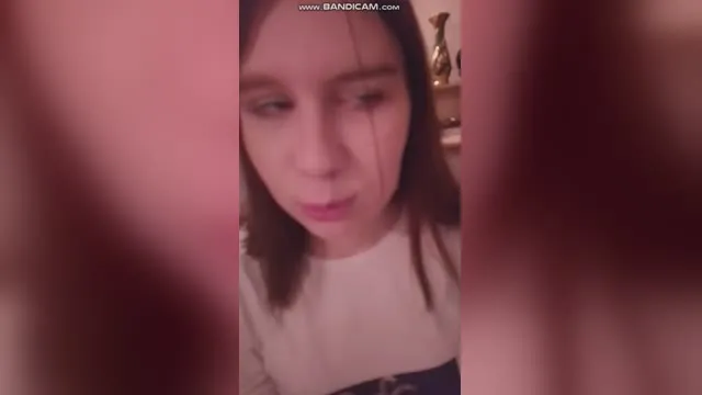 Een jong meisje werd gedwongen haar schulden thuis af te lossen