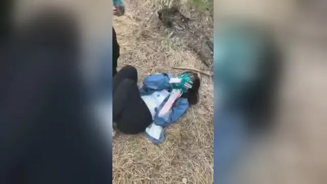 Kleine pandjesbaas werd overgoten met schitterend groen, geschopt en gedwongen om aan lul te zuigen